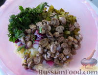 Фото приготовления рецепта: Деревенский картофельный салат с жареными грибами - шаг №9