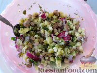 Фото приготовления рецепта: Деревенский картофельный салат с жареными грибами - шаг №10