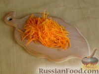 Фото приготовления рецепта: Зимний салат из репы, моркови и капусты - шаг №3