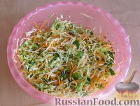 Фото приготовления рецепта: Зимний салат из репы, моркови и капусты - шаг №6