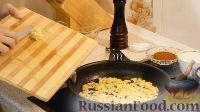 Фото приготовления рецепта: Салат с жареными баклажанами, помидорами и яйцом - шаг №2