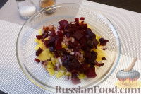 Фото приготовления рецепта: Салат с сельдью и свеклой - шаг №9