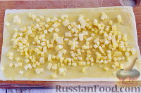 Фото приготовления рецепта: Слоеный рулет с ветчиной, сыром и маринованными огурцами - шаг №3