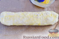 Фото приготовления рецепта: Слоеный рулет с ветчиной, сыром и маринованными огурцами - шаг №14