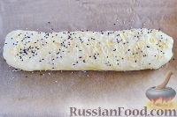 Фото приготовления рецепта: Слоеный рулет с ветчиной, сыром и маринованными огурцами - шаг №15