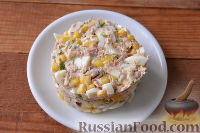 Фото приготовления рецепта: Салат с тунцом и кукурузой - шаг №6