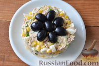 Фото приготовления рецепта: Салат с тунцом и кукурузой - шаг №7