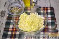 Фото приготовления рецепта: Салат с языком, капустой и кукурузой - шаг №3