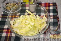 Фото приготовления рецепта: Салат с языком, капустой и кукурузой - шаг №4
