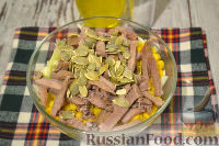 Фото приготовления рецепта: Салат с языком, капустой и кукурузой - шаг №7