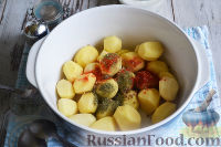 Фото приготовления рецепта: Гусь, запеченный с картошкой и сметаной - шаг №10