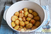 Фото приготовления рецепта: Гусь, запеченный с картошкой и сметаной - шаг №11