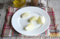 Фото приготовления рецепта: Утиные ножки с яблоками и красной капустой - шаг №8