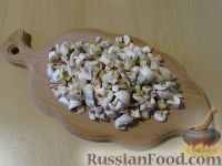 Фото приготовления рецепта: Слоеный салат "Букет маков" с курицей и грибами - шаг №2