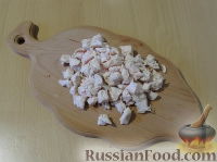 Фото приготовления рецепта: Слоеный салат "Букет маков" с курицей и грибами - шаг №4