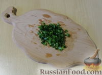 Фото приготовления рецепта: Слоеный салат "Букет маков" с курицей и грибами - шаг №5