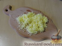 Фото приготовления рецепта: Слоеный салат "Букет маков" с курицей и грибами - шаг №6