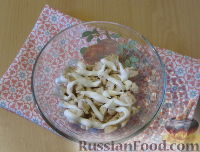 Фото приготовления рецепта: Слоеный салат "Букет маков" с курицей и грибами - шаг №9