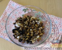Фото приготовления рецепта: Слоеный салат "Букет маков" с курицей и грибами - шаг №10
