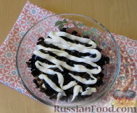Фото приготовления рецепта: Слоеный салат "Букет маков" с курицей и грибами - шаг №11