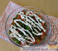 Фото приготовления рецепта: Слоеный салат "Букет маков" с курицей и грибами - шаг №14