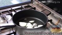 Фото приготовления рецепта: Салат "Курочка Ряба" с курицей, грибами и черносливом - шаг №2