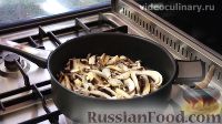 Фото приготовления рецепта: Салат "Курочка Ряба" с курицей, грибами и черносливом - шаг №3