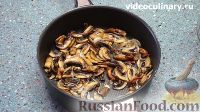 Фото приготовления рецепта: Салат "Курочка Ряба" с курицей, грибами и черносливом - шаг №4