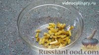 Фото приготовления рецепта: Салат "Курочка Ряба" с курицей, грибами и черносливом - шаг №5