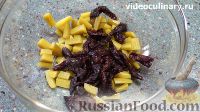 Фото приготовления рецепта: Салат "Курочка Ряба" с курицей, грибами и черносливом - шаг №6