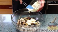 Фото приготовления рецепта: Салат "Курочка Ряба" с курицей, грибами и черносливом - шаг №9