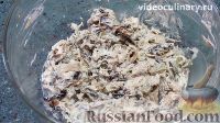 Фото приготовления рецепта: Салат "Курочка Ряба" с курицей, грибами и черносливом - шаг №10