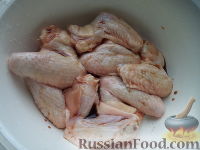 Фото приготовления рецепта: Крылышки в томатном соусе - шаг №2