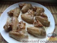 Фото приготовления рецепта: Крылышки в томатном соусе - шаг №8