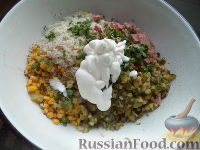 Фото приготовления рецепта: Салат из колбасы, кукурузы и риса - шаг №7
