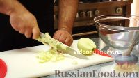 Фото приготовления рецепта: Салат "Мировой закусон" с сельдью, маринованными огурцами и яблоком - шаг №2