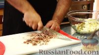 Фото приготовления рецепта: Салат "Мировой закусон" с сельдью, маринованными огурцами и яблоком - шаг №6