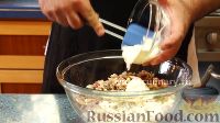 Фото приготовления рецепта: Салат "Мировой закусон" с сельдью, маринованными огурцами и яблоком - шаг №7