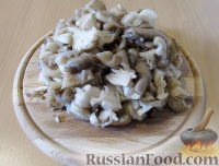 Фото приготовления рецепта: Куриная грудка, запеченная с грибами и сыром - шаг №3