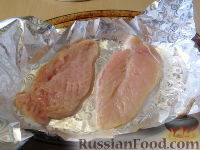 Фото приготовления рецепта: Куриная грудка, запеченная с грибами и сыром - шаг №6