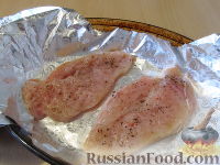 Фото приготовления рецепта: Куриная грудка, запеченная с грибами и сыром - шаг №7