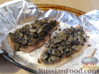 Фото приготовления рецепта: Куриная грудка, запеченная с грибами и сыром - шаг №10