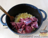 Фото приготовления рецепта: Гуляш из говядины в густом луковом соусе - шаг №5
