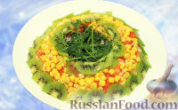 Фото к рецепту: Новогодний салат "Малахитовый браслет" с курицей, кукурузой и киви
