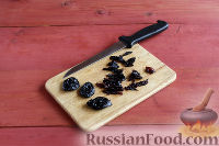 Фото приготовления рецепта: Десерт из творога, хурмы и чернослива - шаг №5