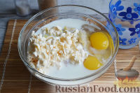 Фото приготовления рецепта: Салат со свёклой, кальмарами и сыром - шаг №5