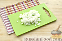 Фото приготовления рецепта: Салат с тунцом, рисом и зеленым горошком - шаг №4