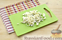 Фото приготовления рецепта: Салат с тунцом, рисом и зеленым горошком - шаг №6