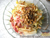 Фото приготовления рецепта: Праздничный салат "Красотка" (без майонеза) - шаг №4