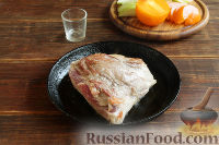 Фото приготовления рецепта: Мясо, запеченное с хурмой, яблоком и луком - шаг №3
